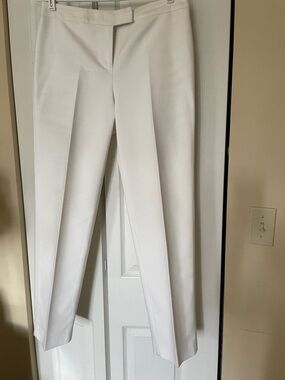 Anne Klein White Straight Leg Dress Pants. 2 Small pockets in rear. Zip front.